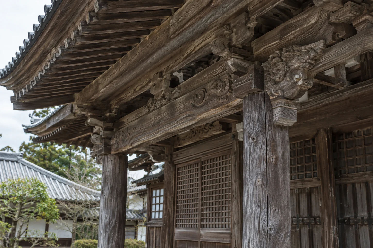 木造寺院の軒下と柱