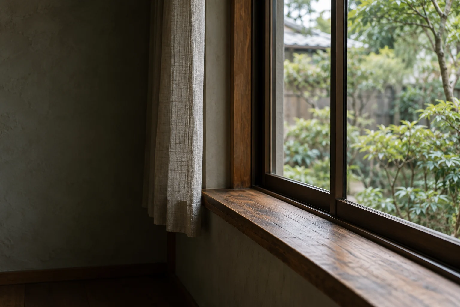 柔らかな光が入る住まいの窓辺